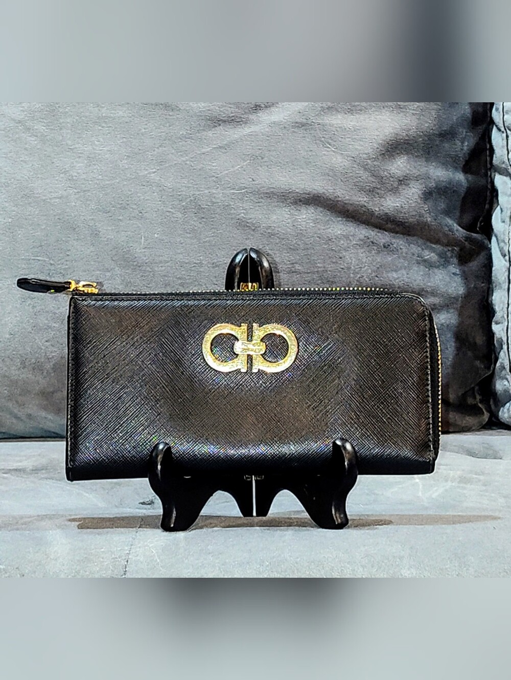 SALVATORE FERRAGAMO GANCIO BLACK SAFFIANO LEATHER ZIPPERED LONG WALLET LIKE NEW